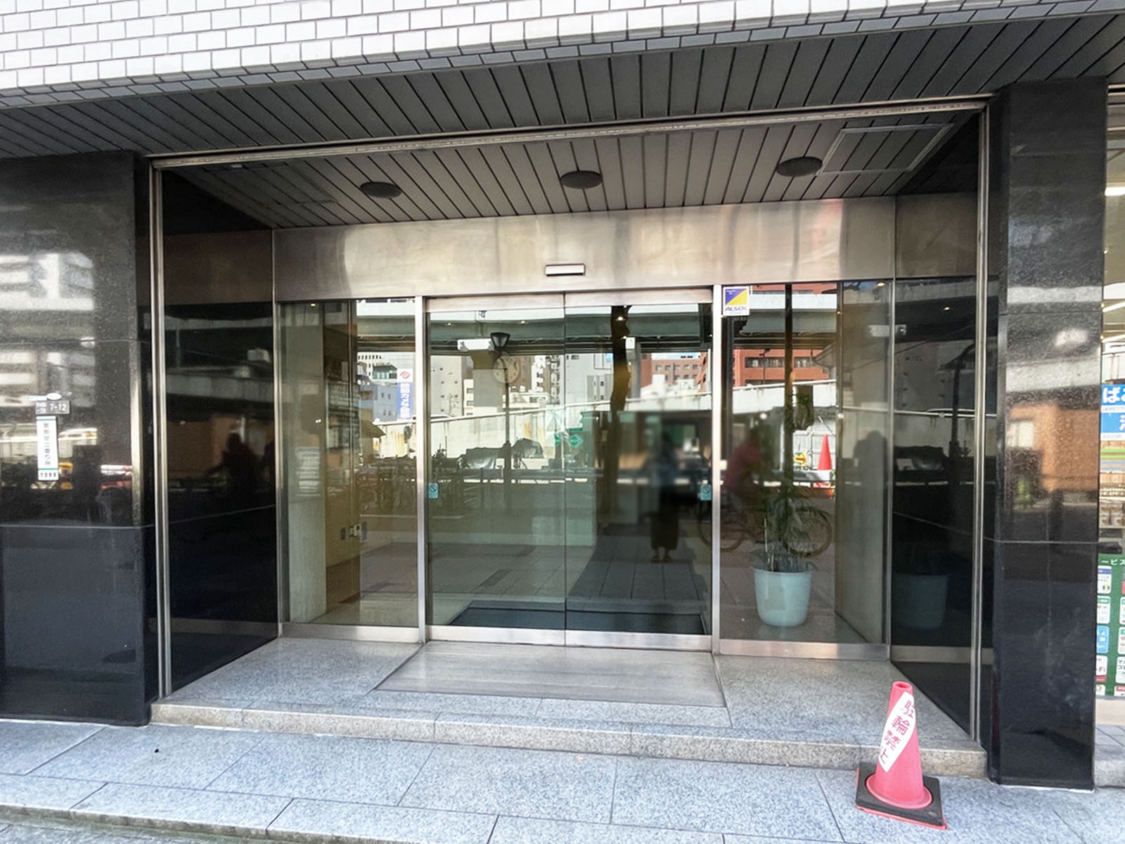 オフィスビル出入口