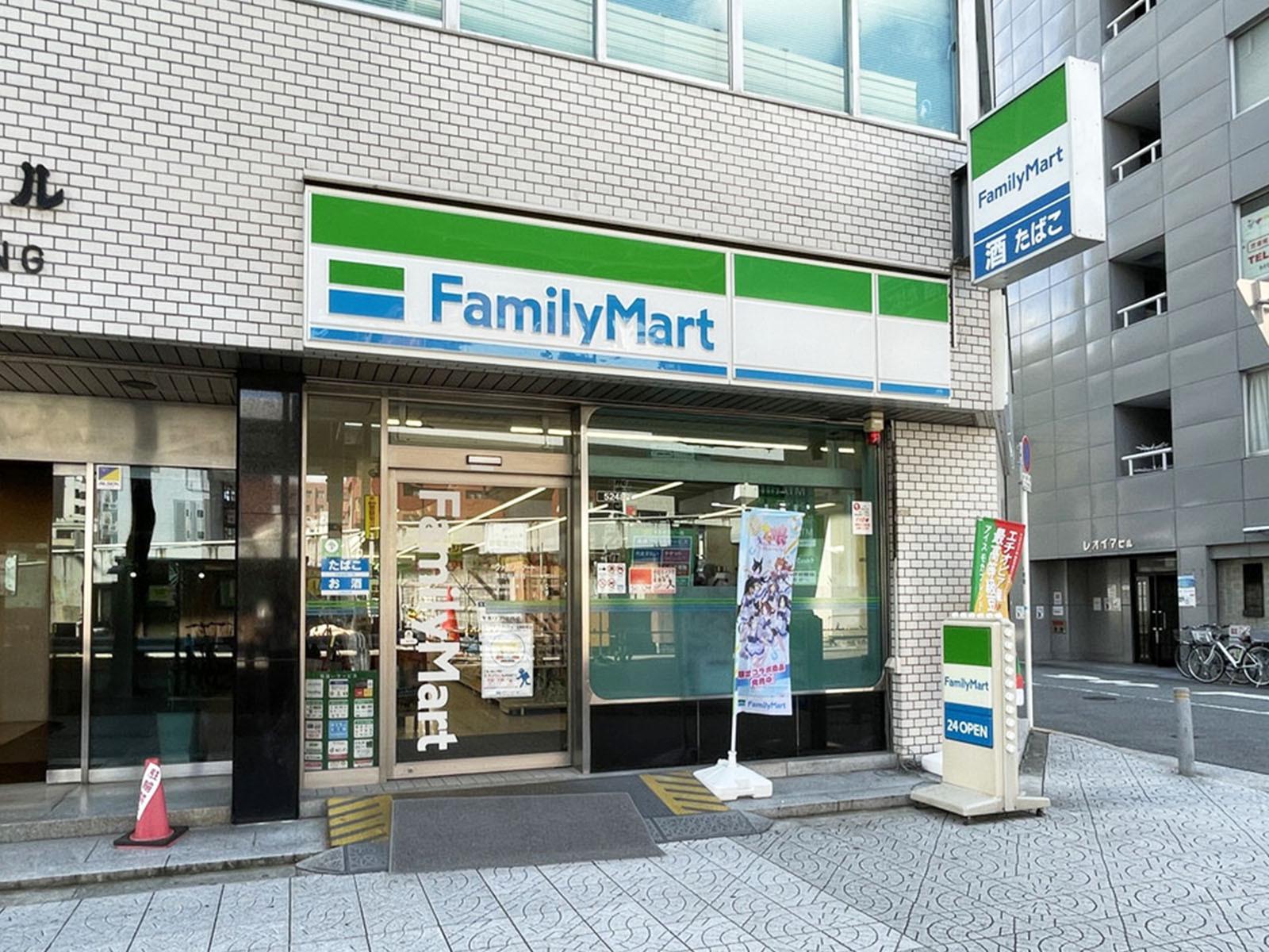 1階のファミリーマート 本町駅西店