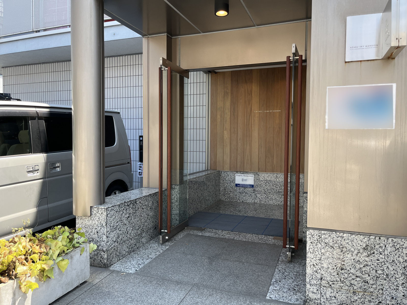 オフィスビル出入口
