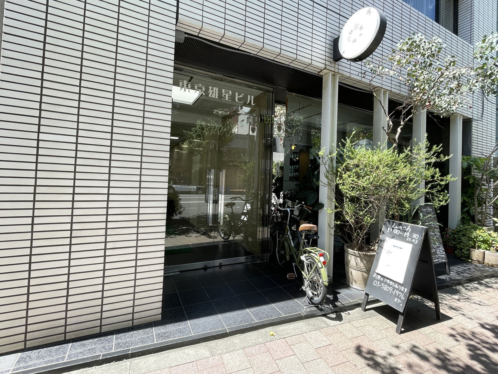 オフィスビル出入口
