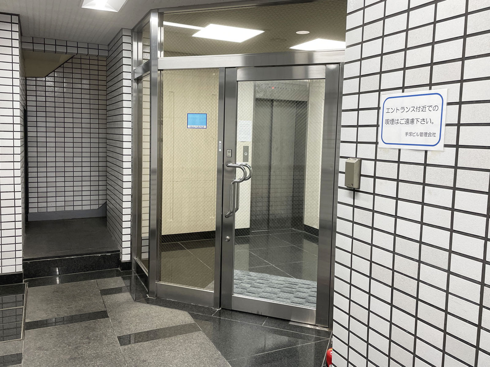 オフィスビル出入口