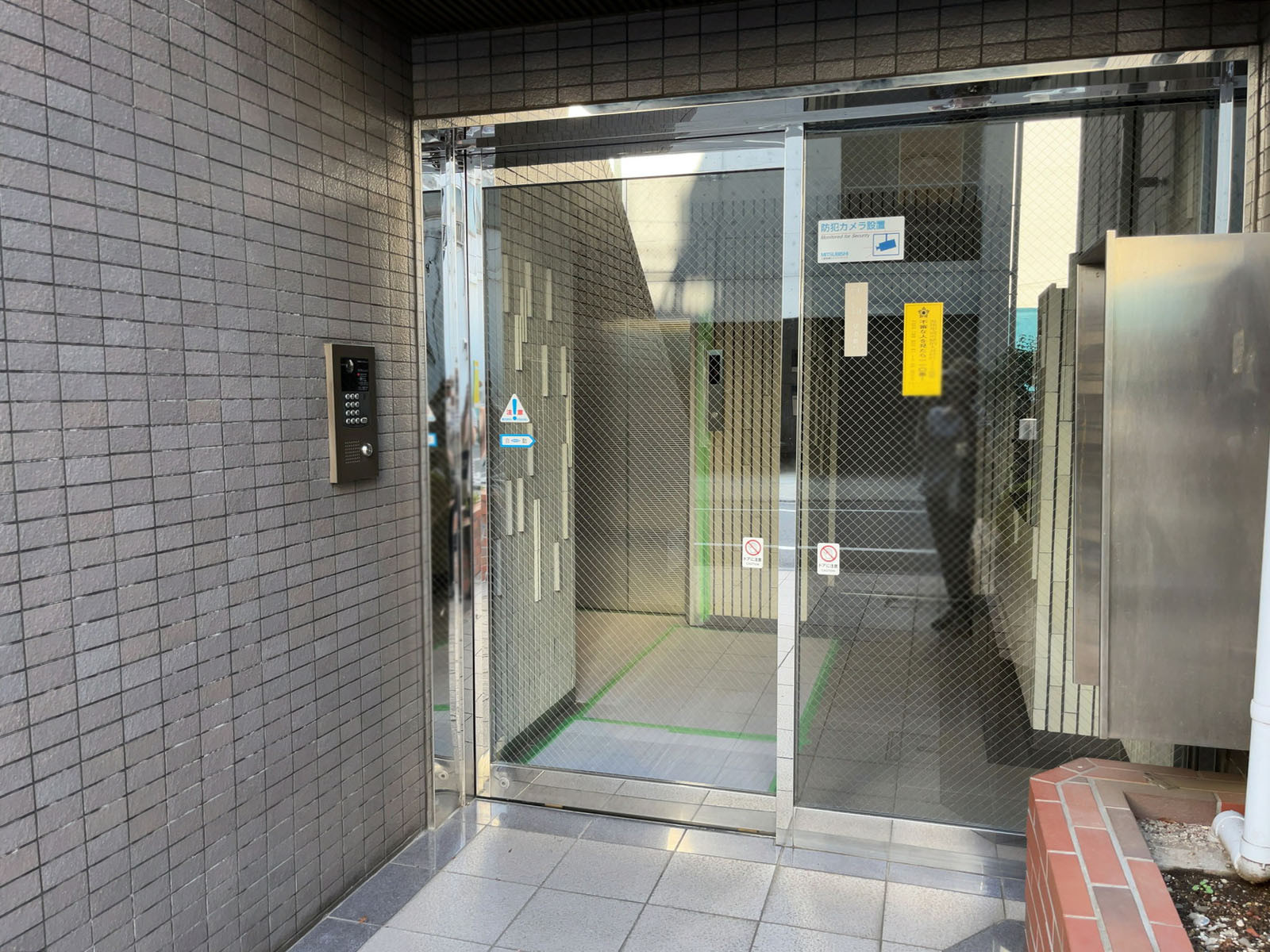 オフィスビル出入口