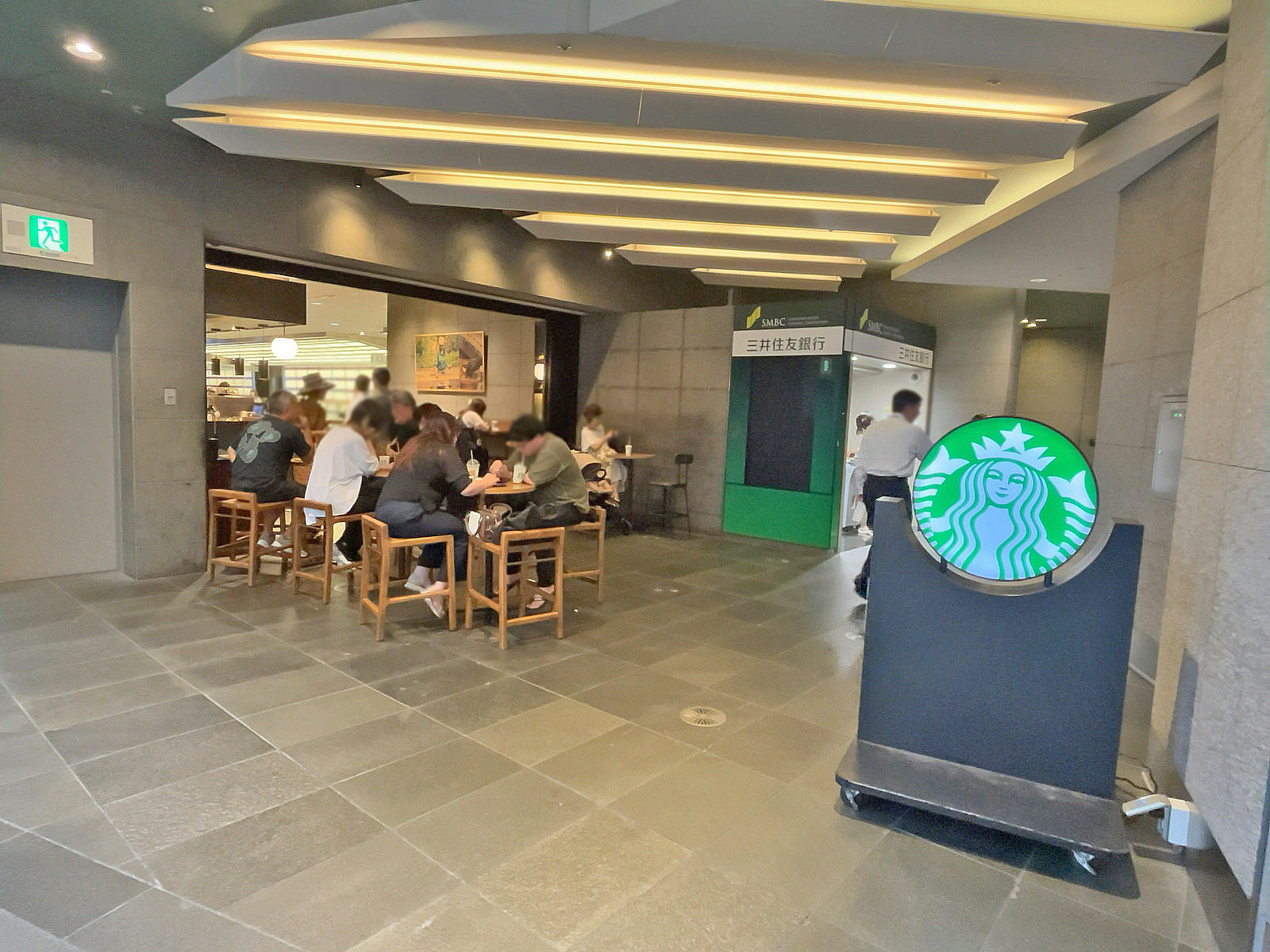 1階のスターバックス ウェストウォーク ラウンジ店