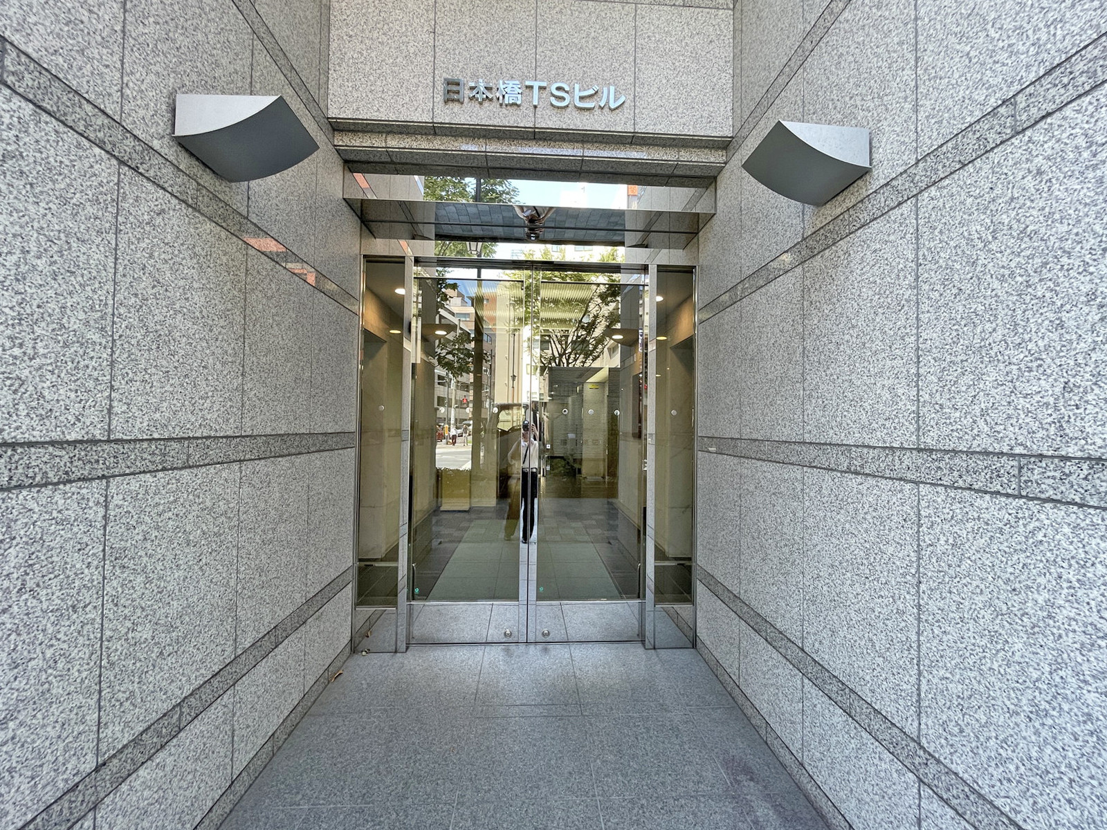 オフィスビル出入口