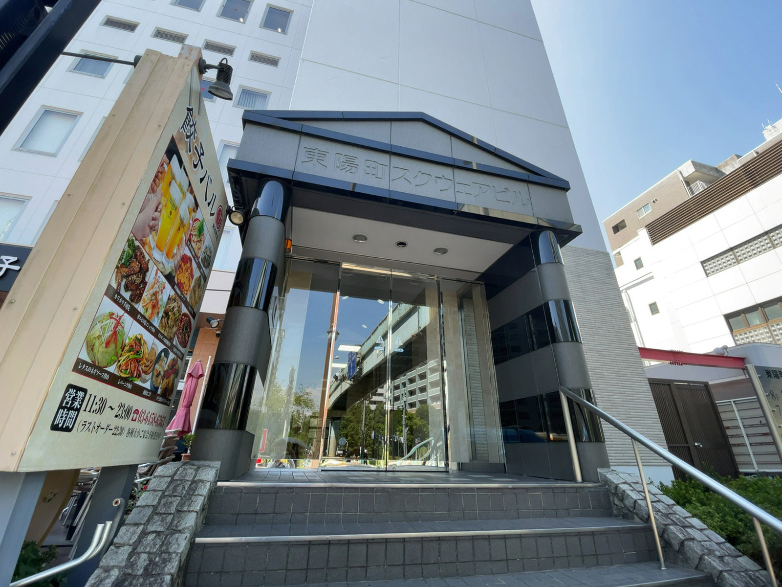 オフィスビル出入口