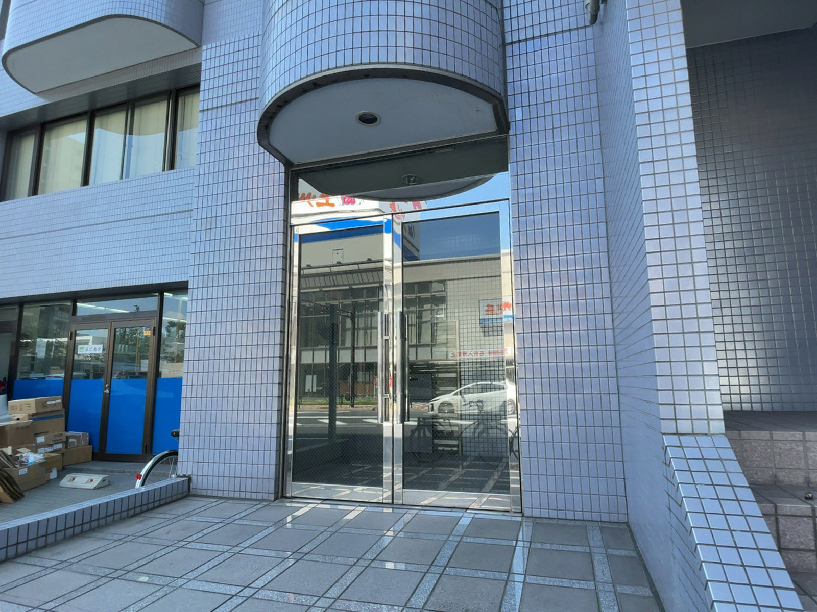 オフィスビル出入口