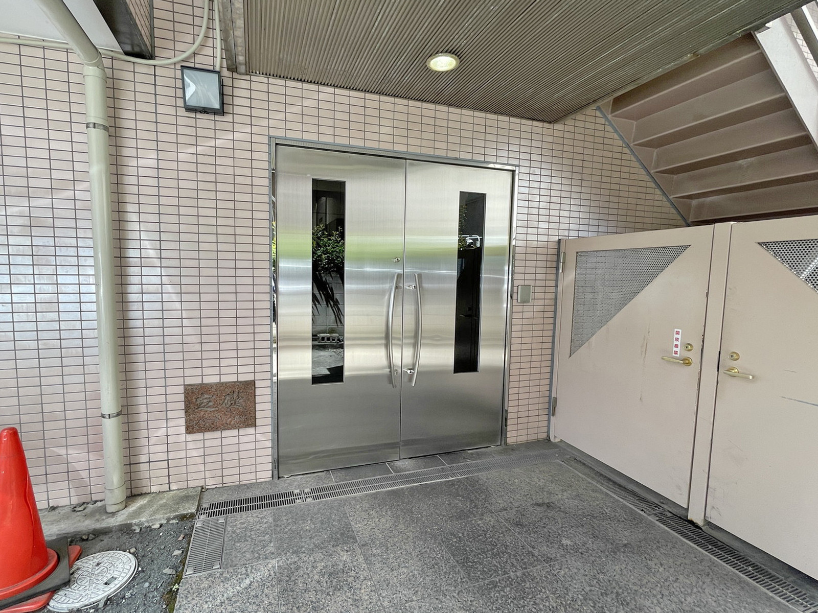 オフィスビル出入口