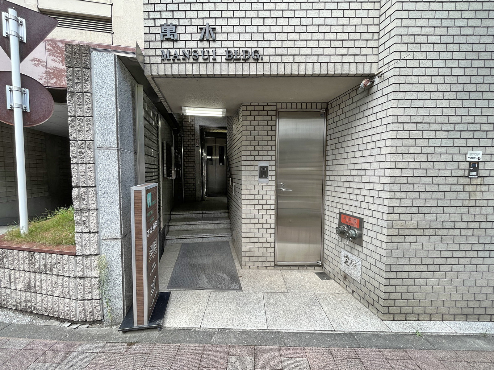 オフィスビル出入り口