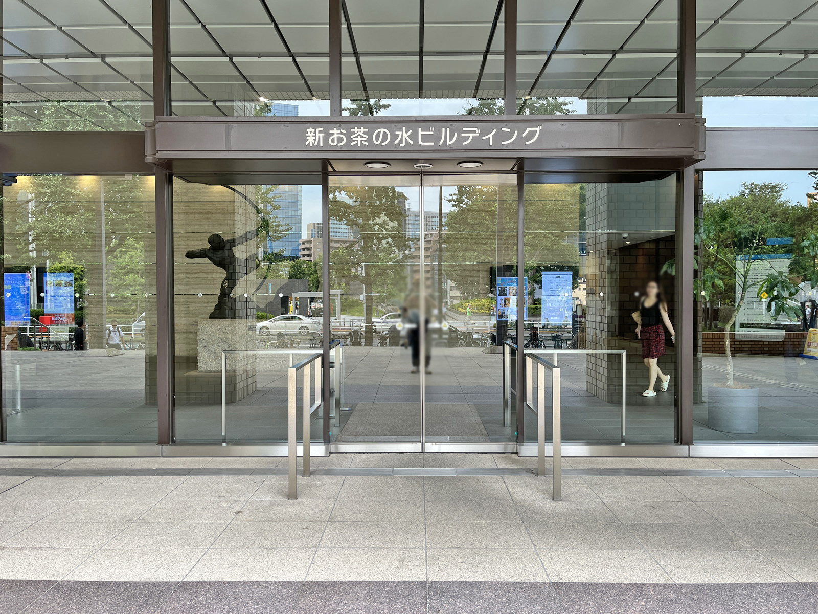 オフィスビル出入り口