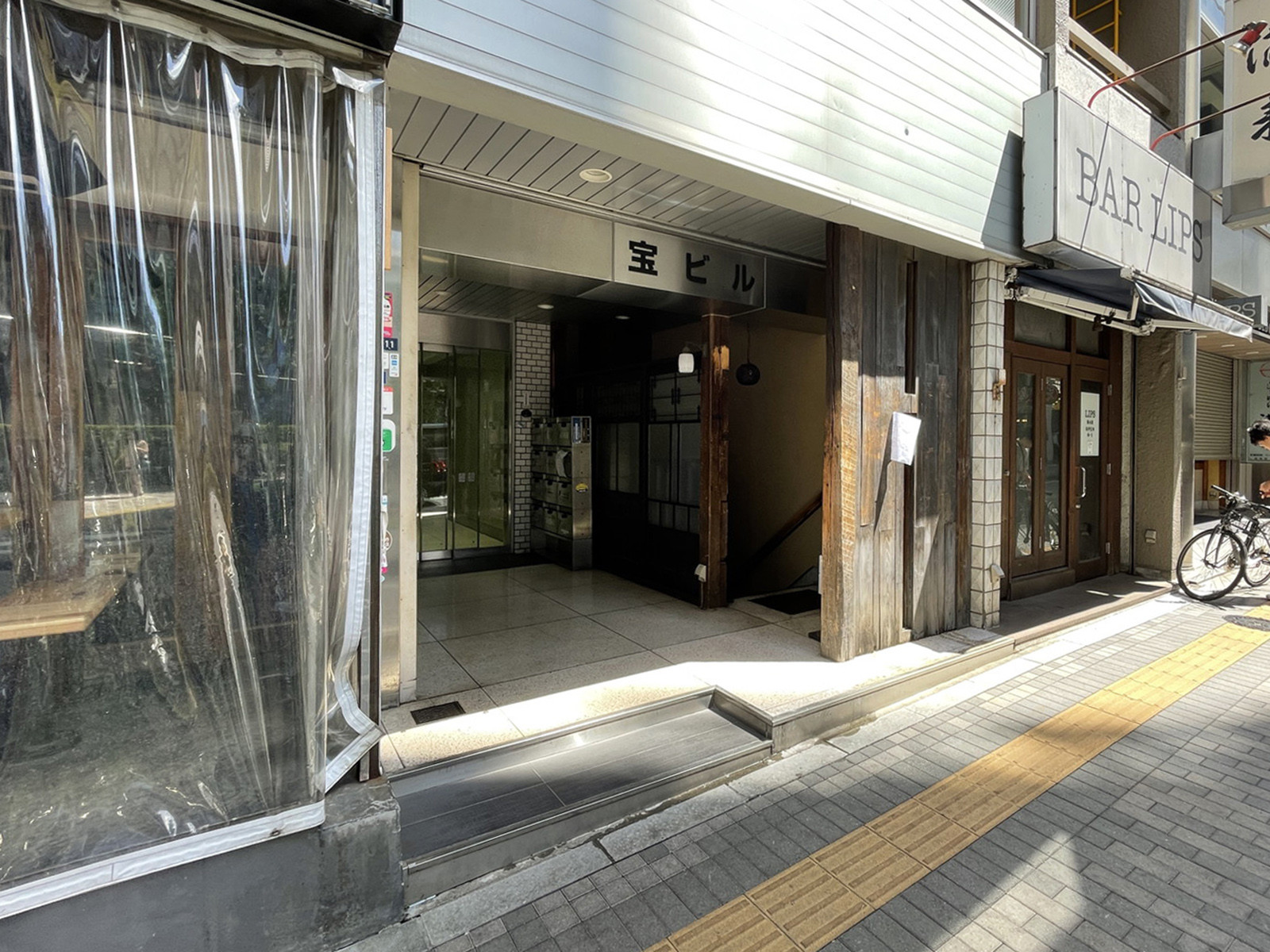 オフィスビル出入口