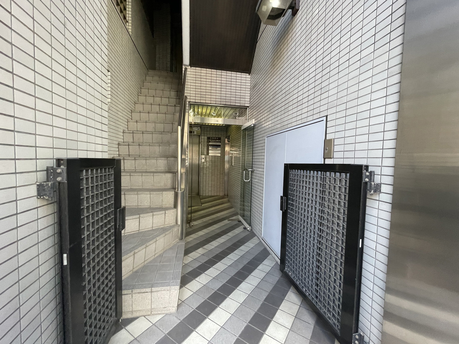 オフィスビル出入口