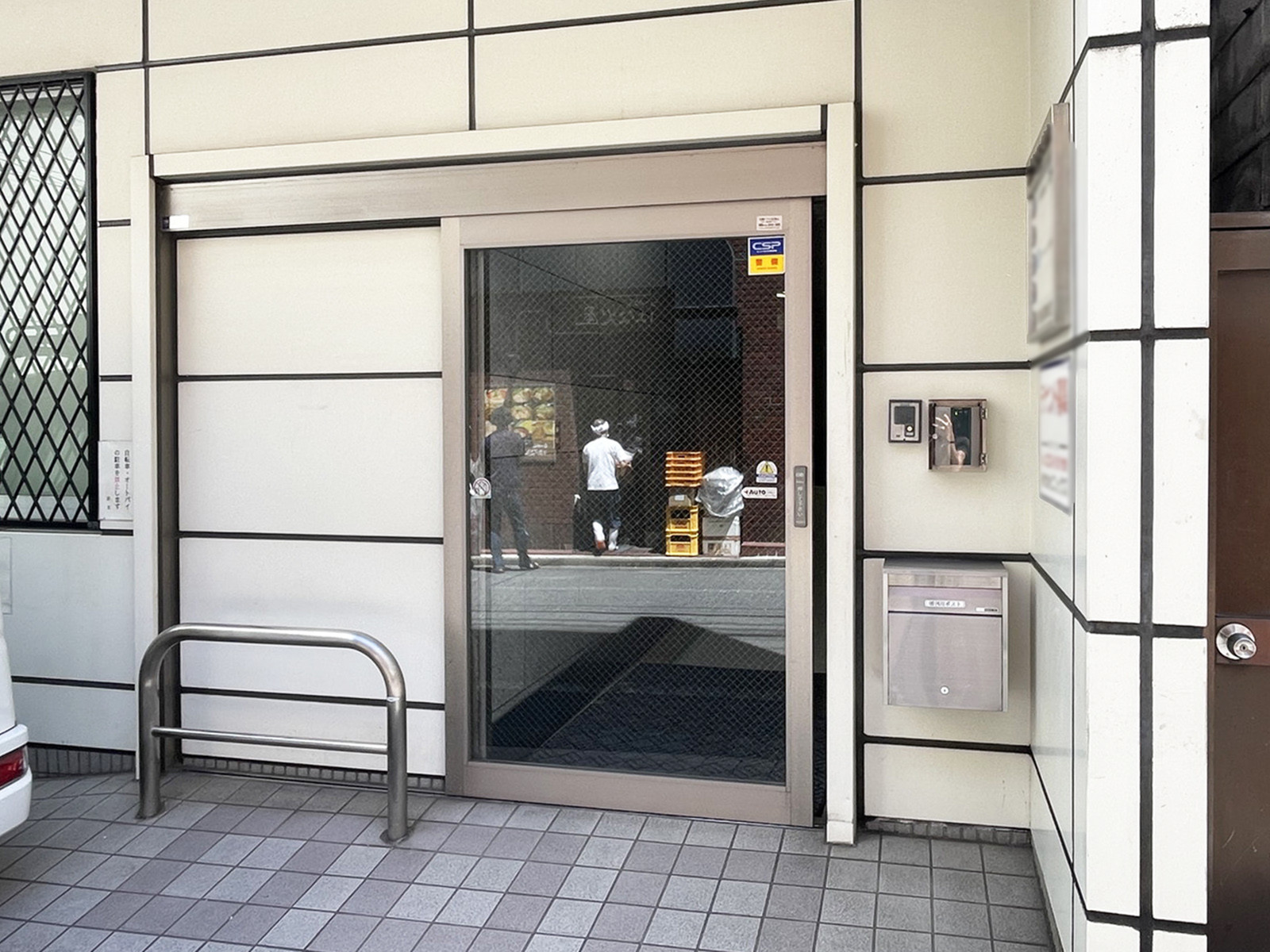 オフィスビル出入口