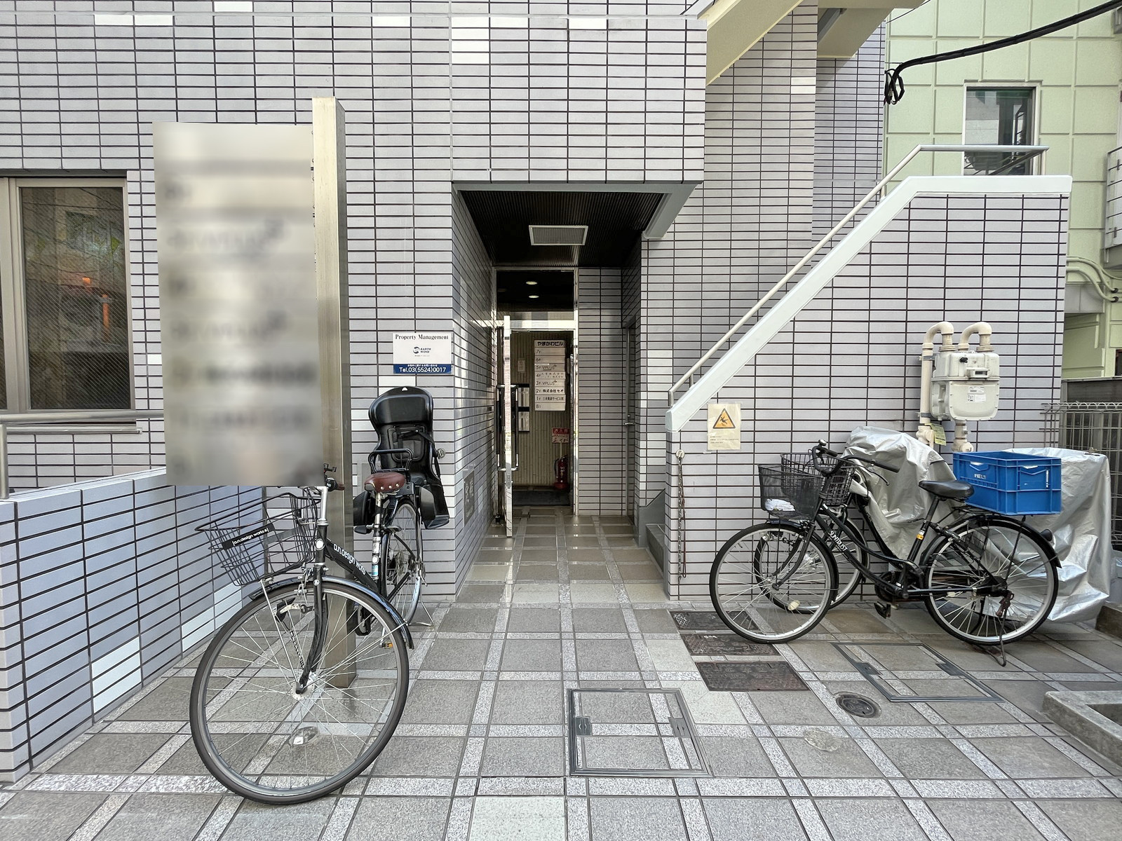 オフィスビル出入り口