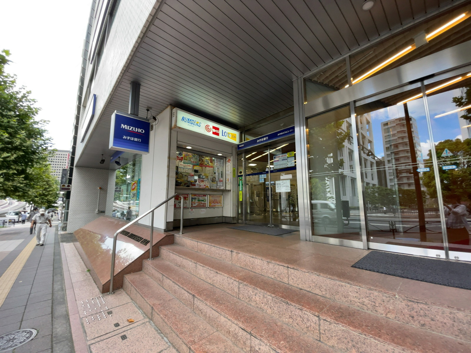 1階のみずほ銀行 赤坂支店