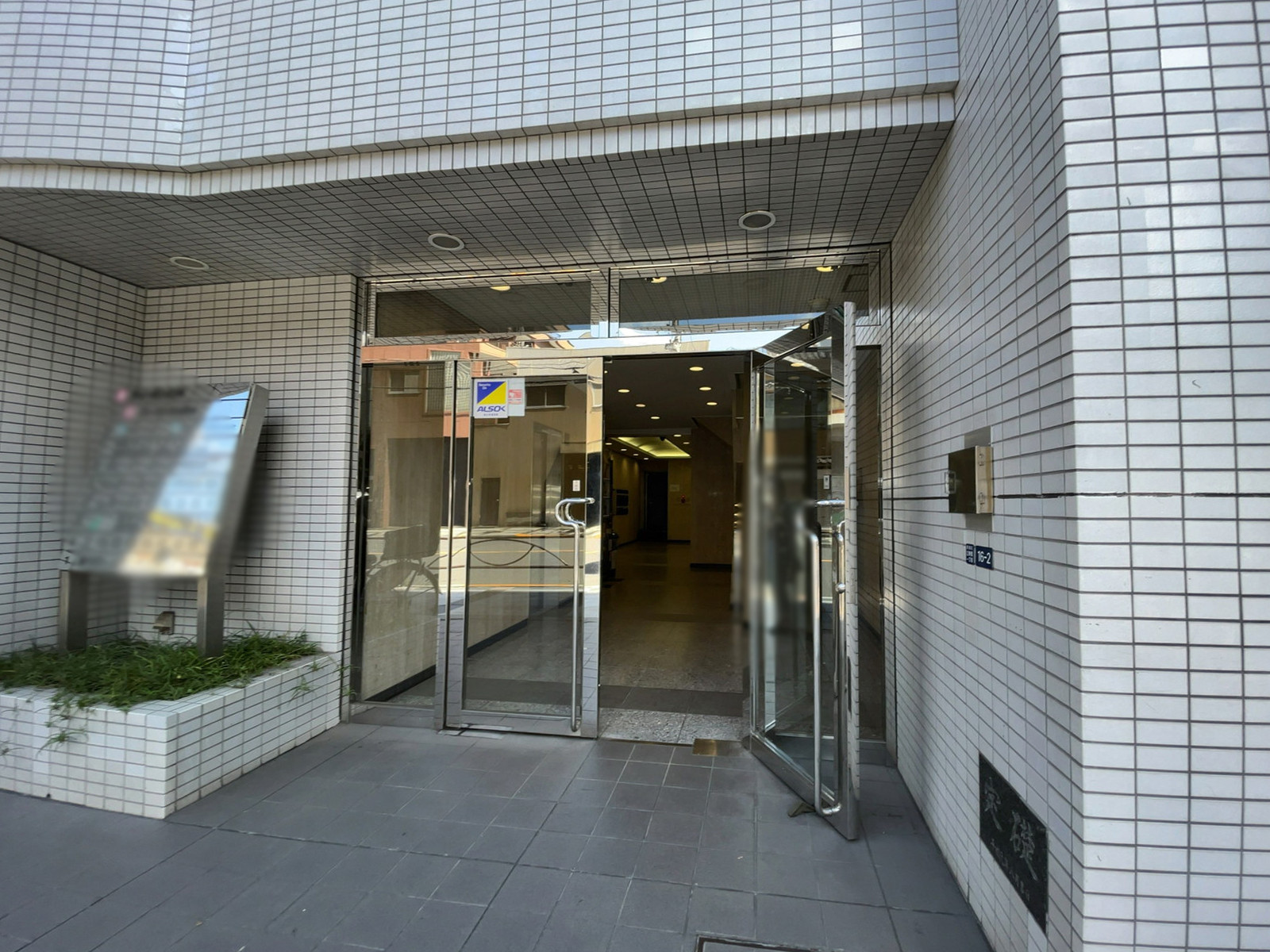 オフィスビル出入口