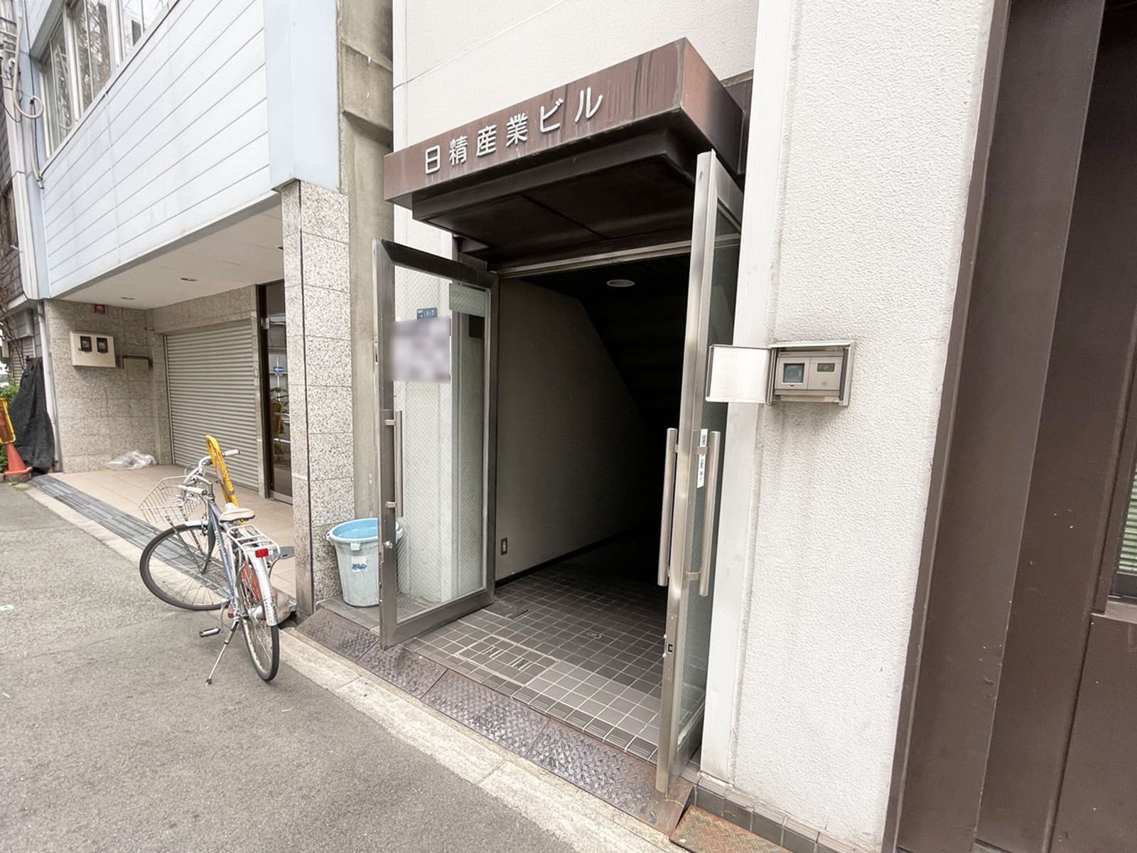 オフィスビル出入口