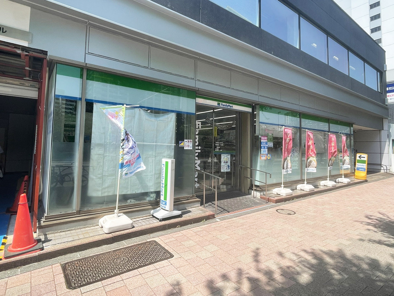 1階のファミリーマート神楽坂一丁目店