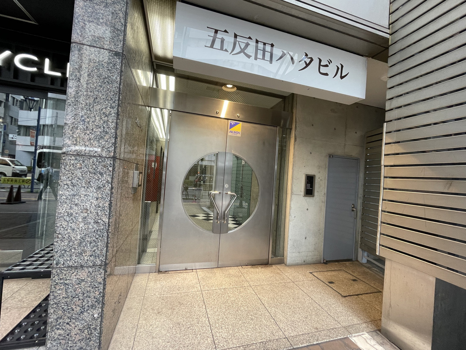 オフィスビル出入口