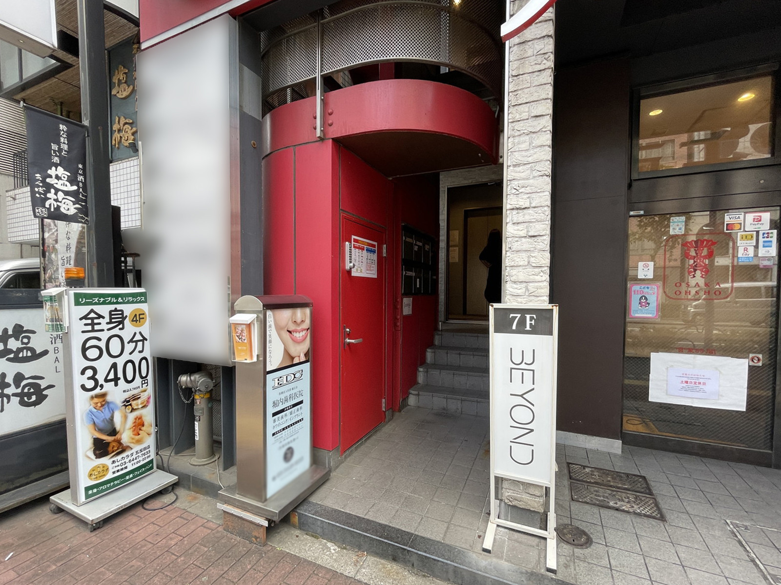 オフィスビル出入口