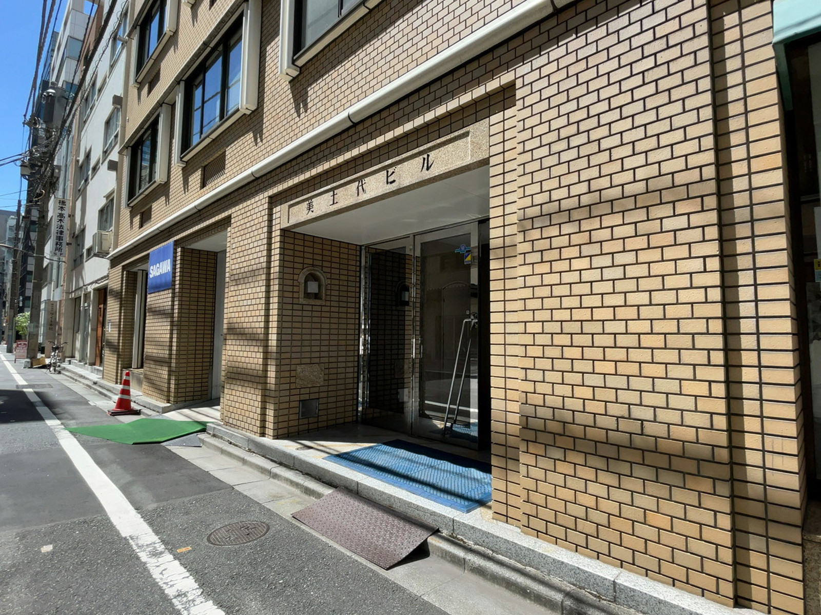 オフィスビル出入口
