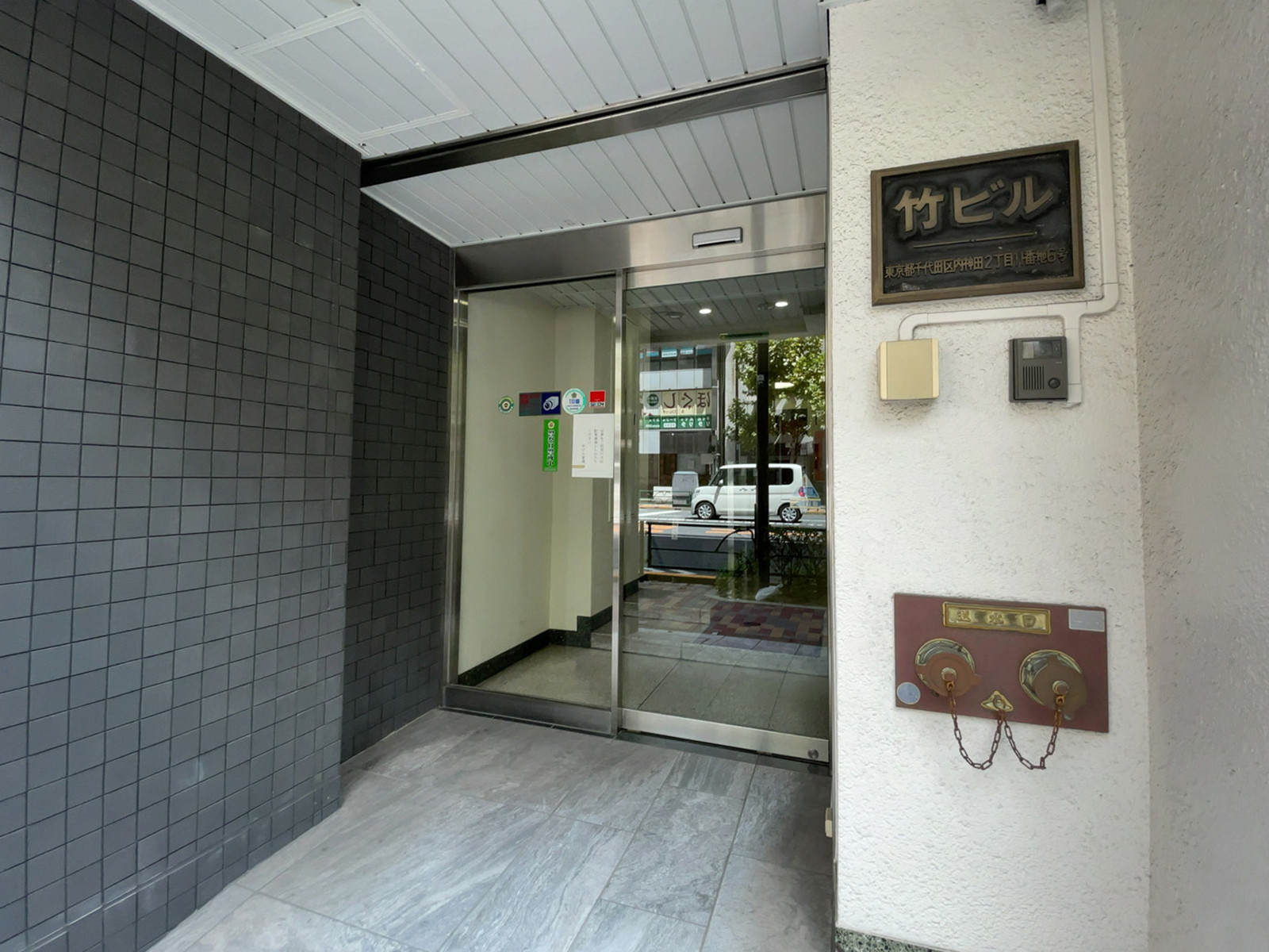 オフィスビル出入口