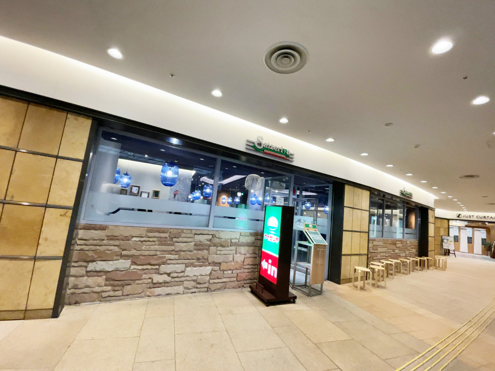 施設内には飲食店が複数入居