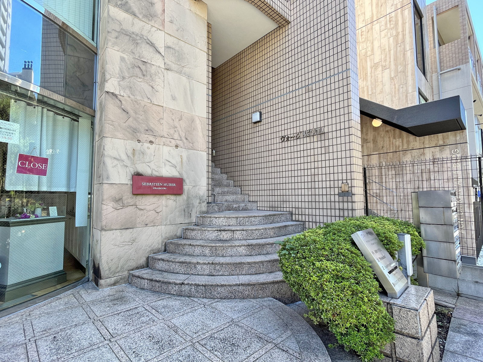 オフィスビル出入口