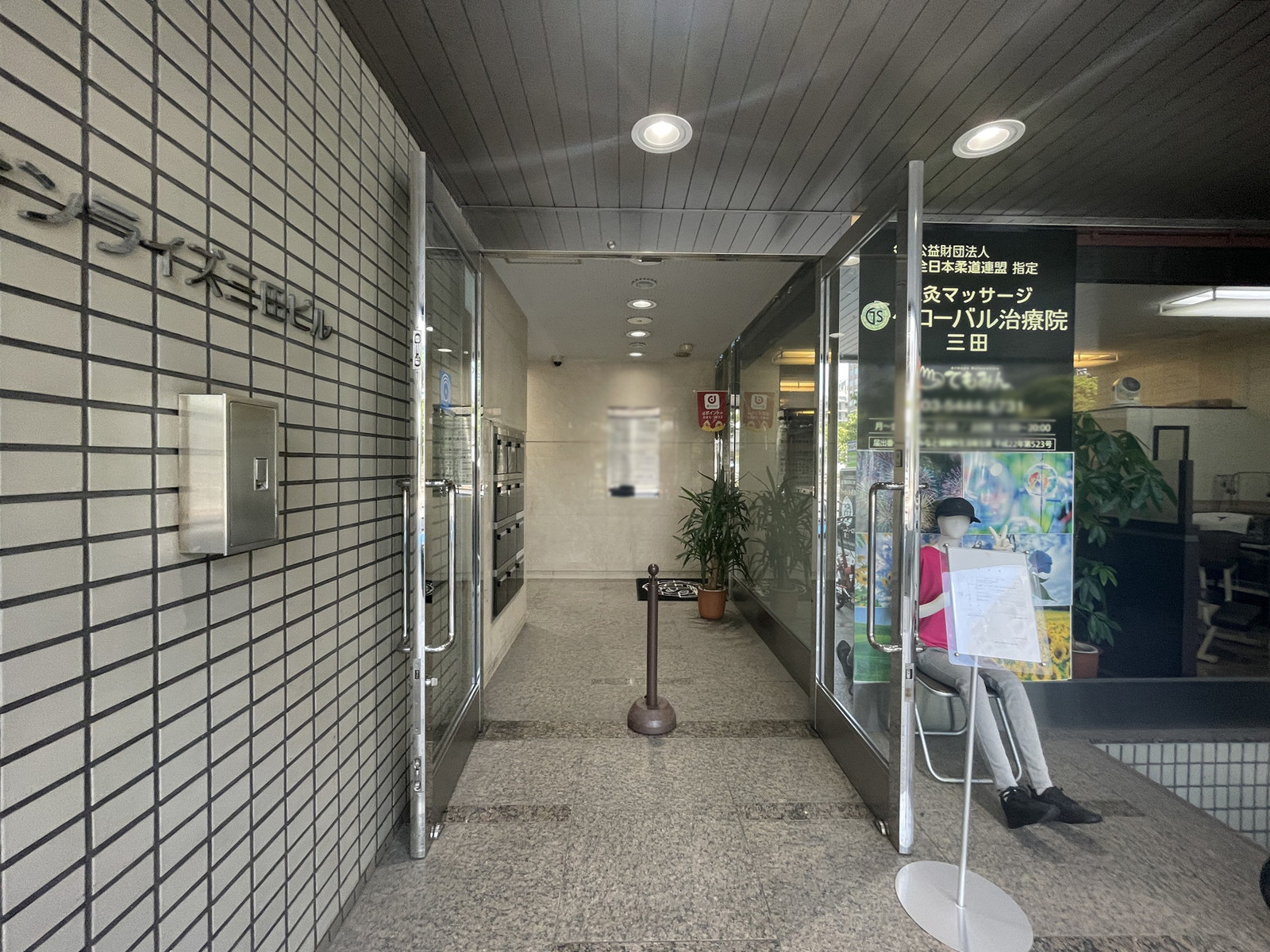 オフィスビル出入口