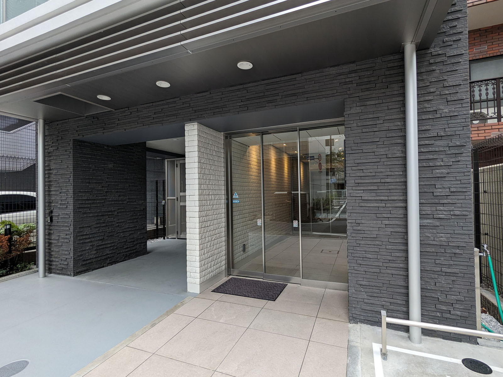 オフィスビル出入り口