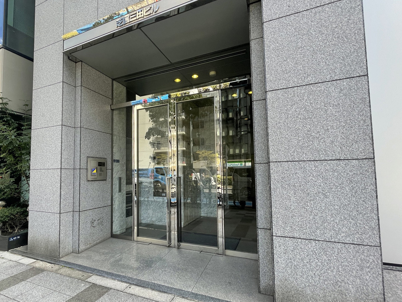 オフィスビル出入口
