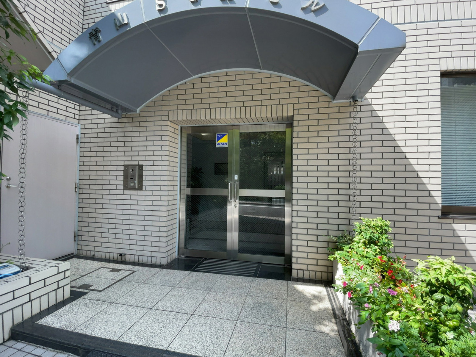 オフィスビル出入口