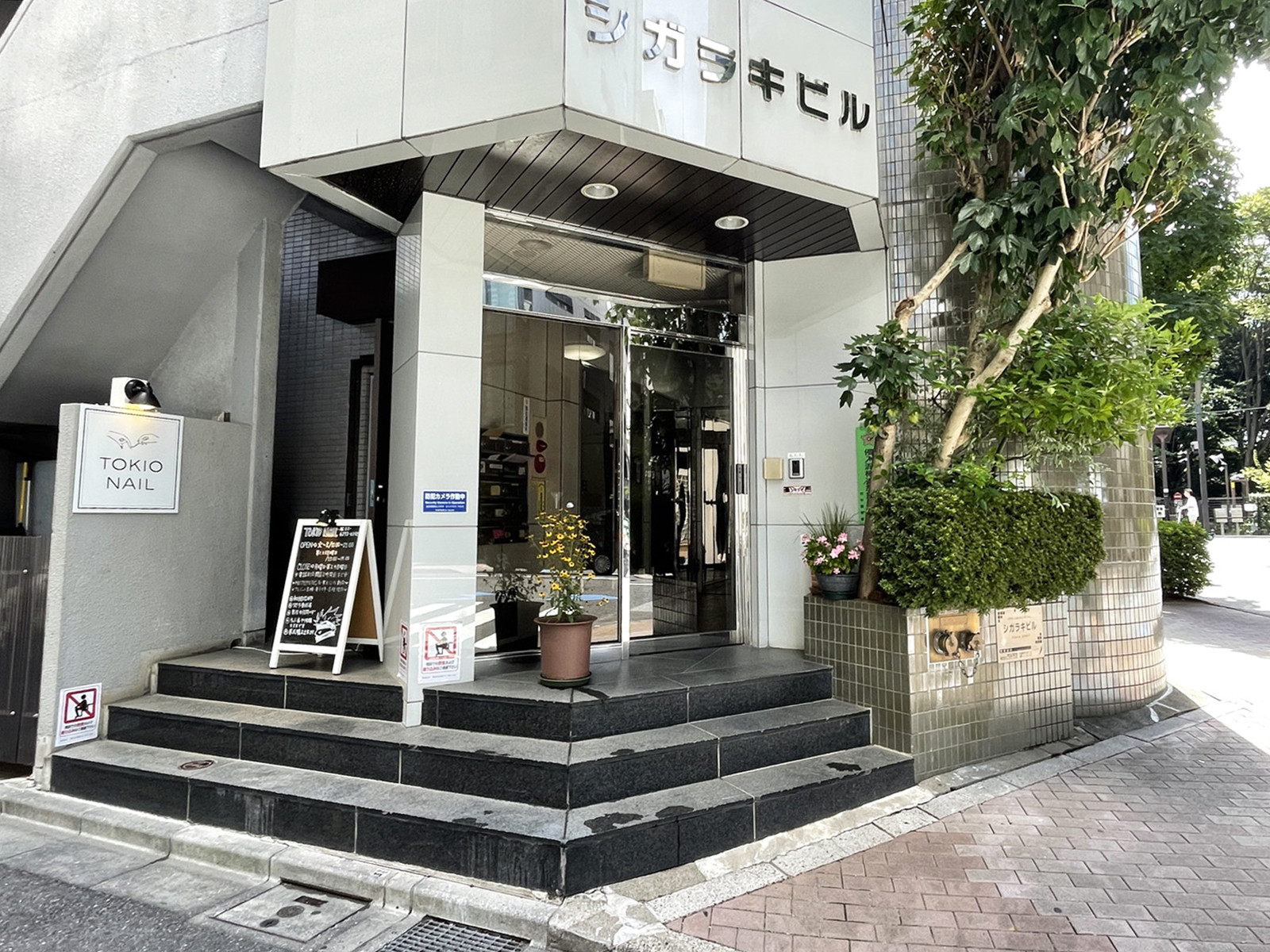 オフィスビル出入口