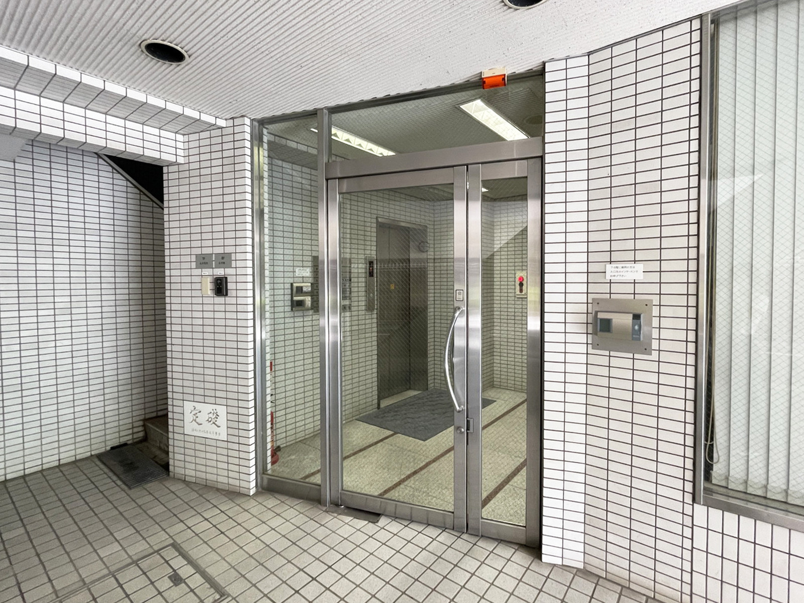 オフィスビル出入口