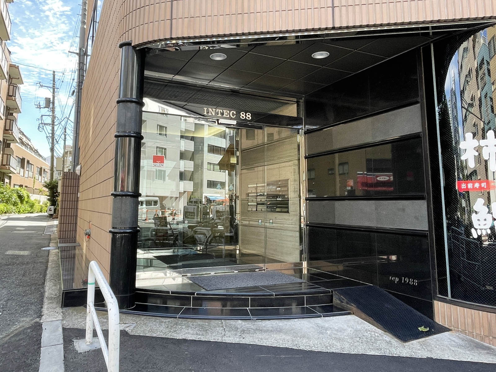 オフィスビル出入口