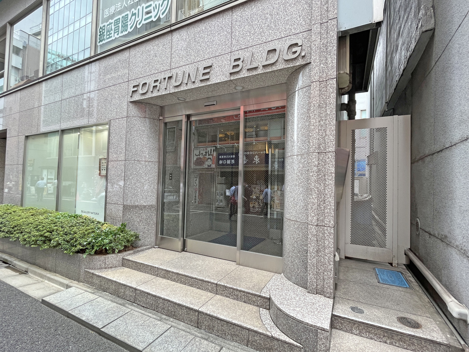 オフィスビル出入り口