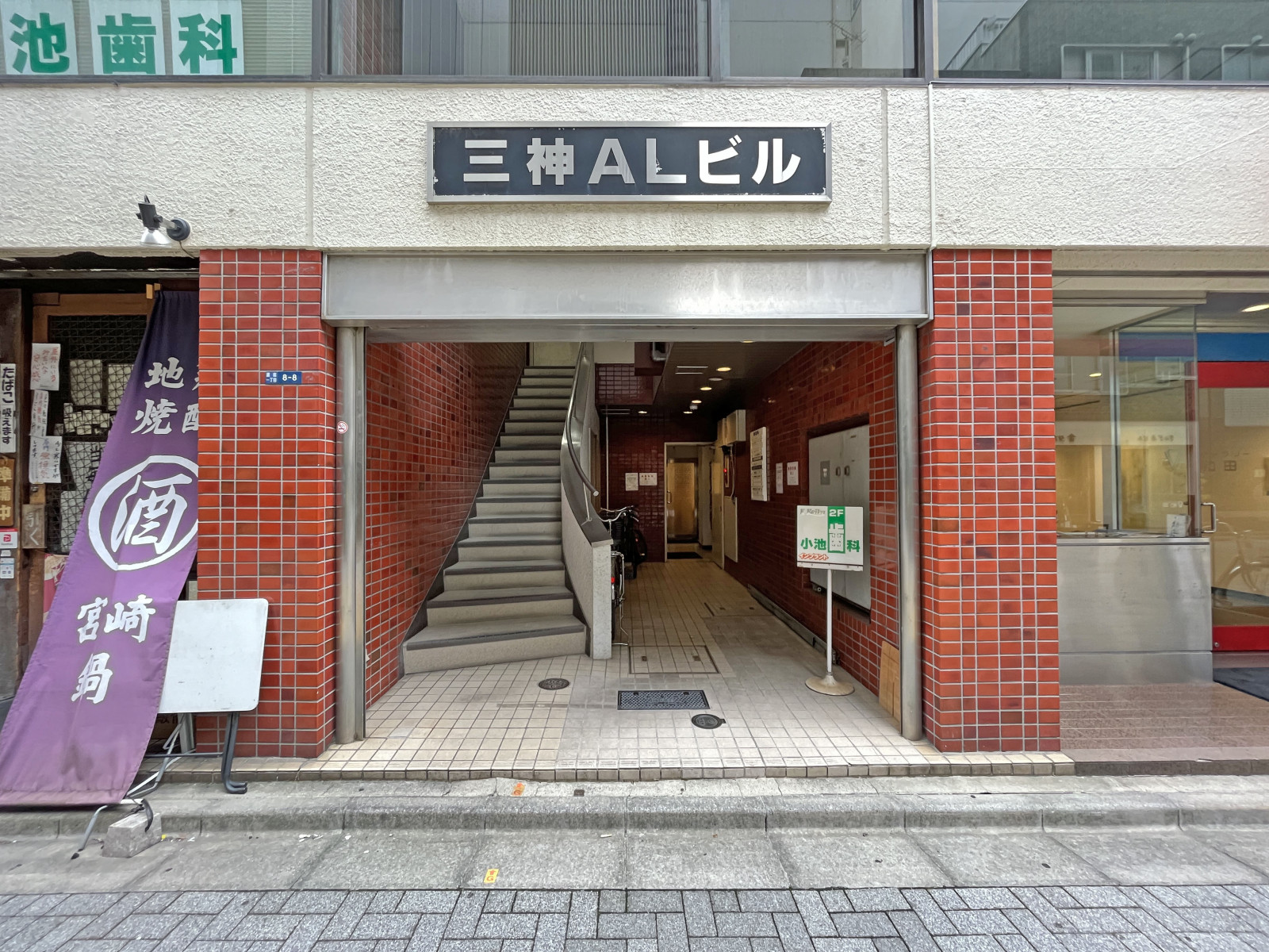 オフィスビル出入口