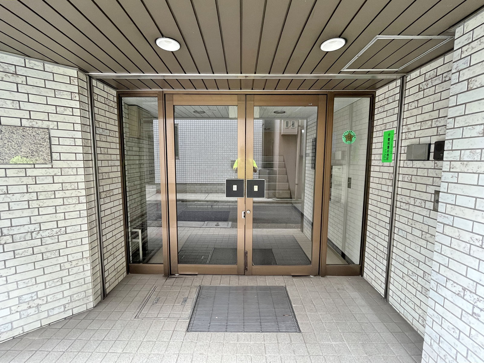 オフィスビル出入り口