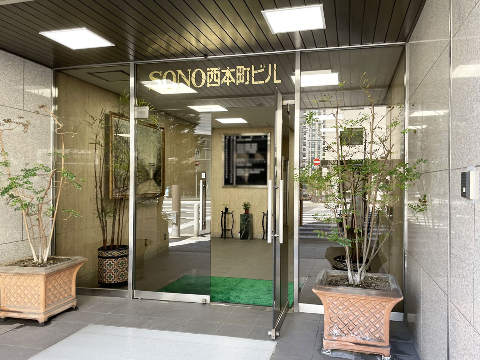 オフィスビル出入口