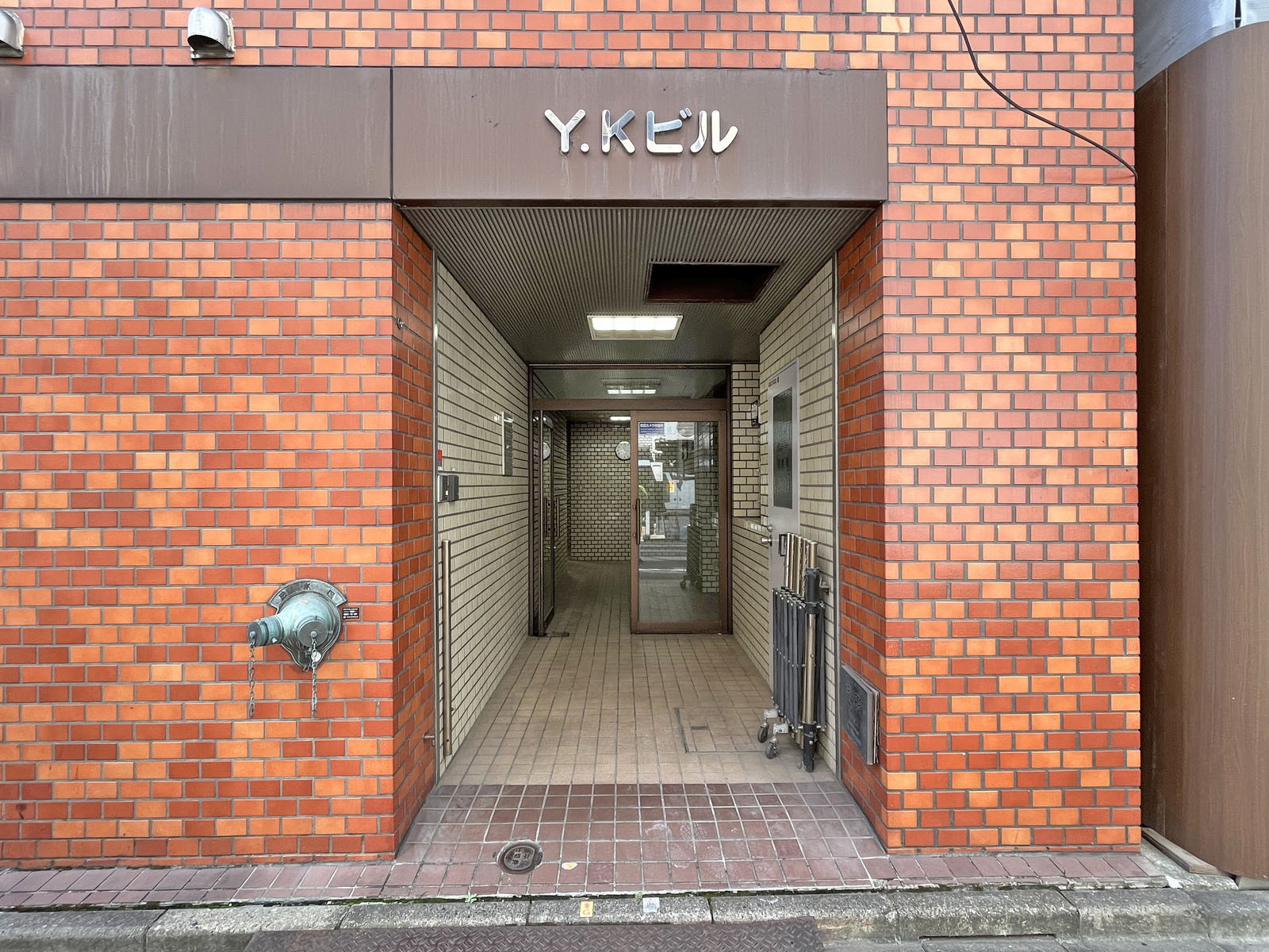 オフィスビル出入り口