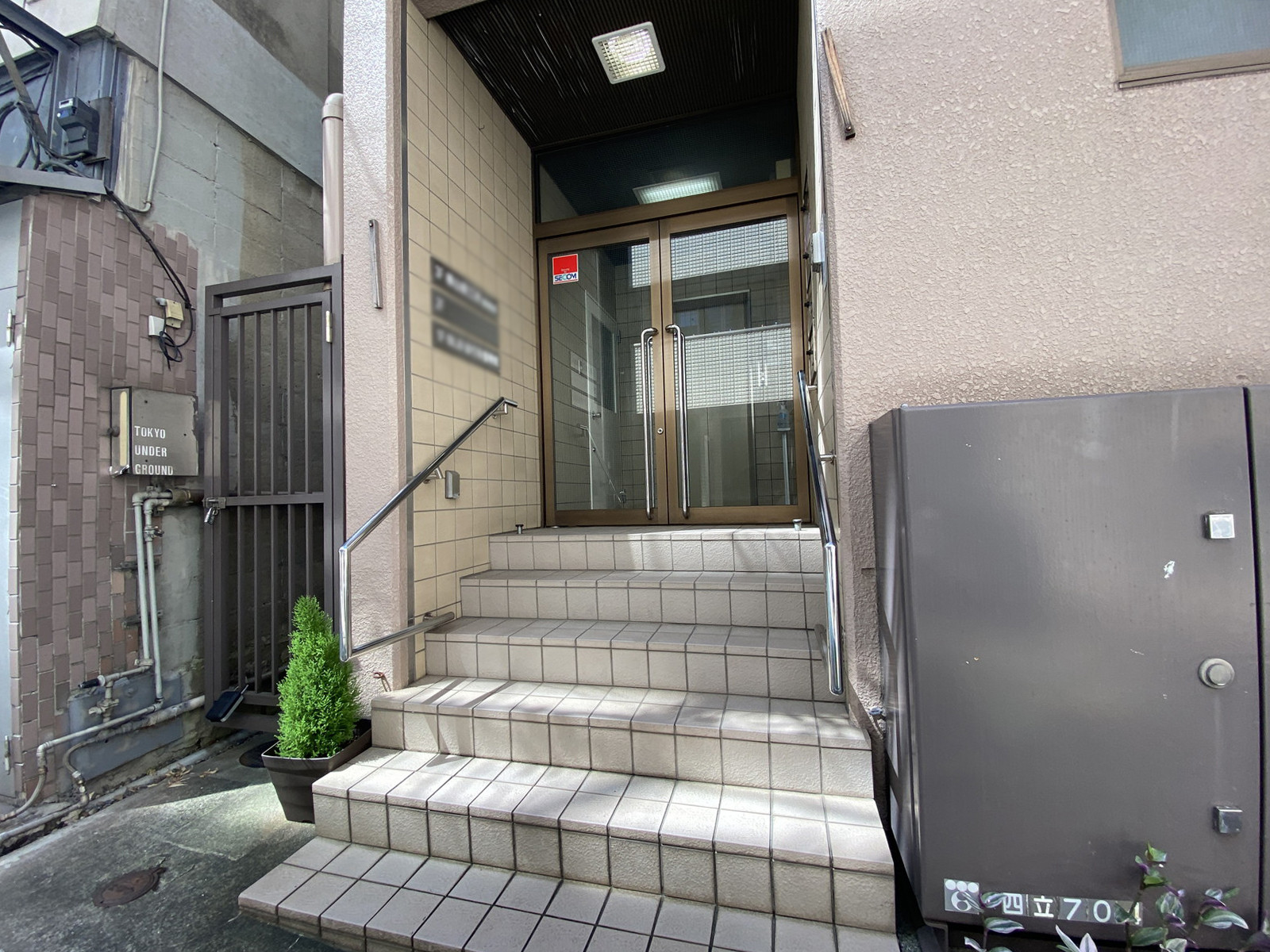 オフィスビル出入口