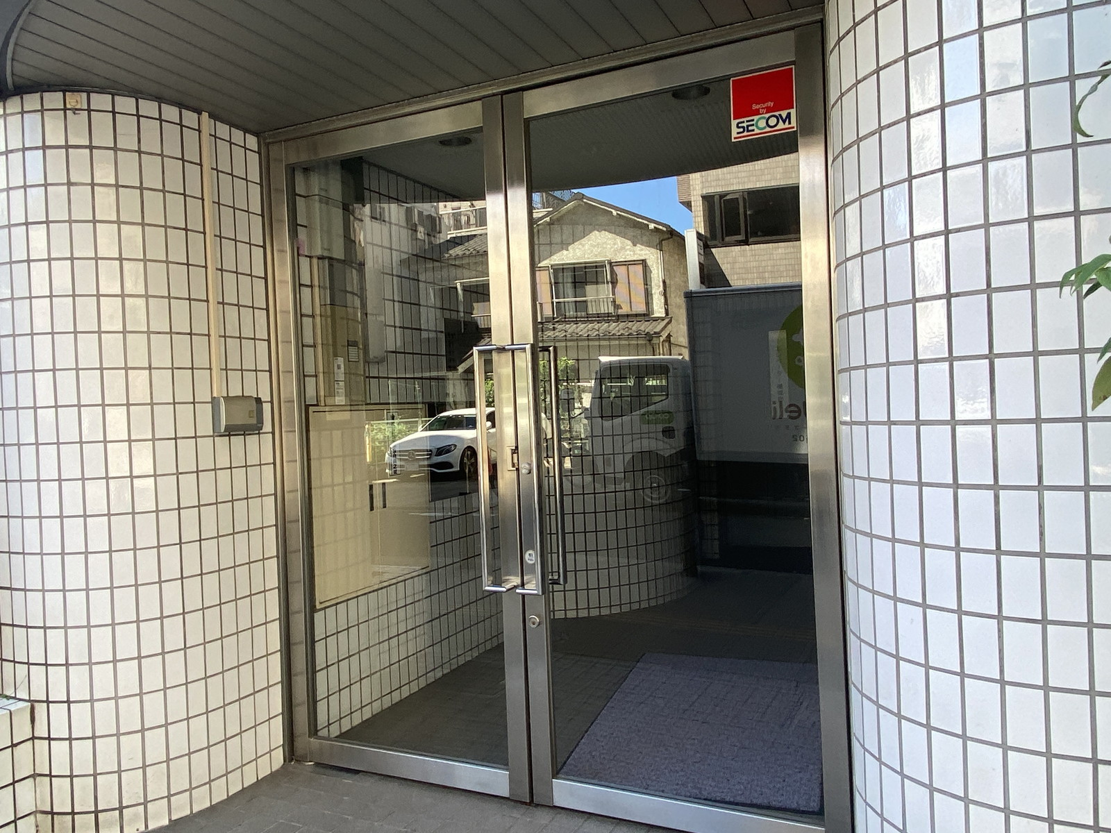 オフィスビル出入口