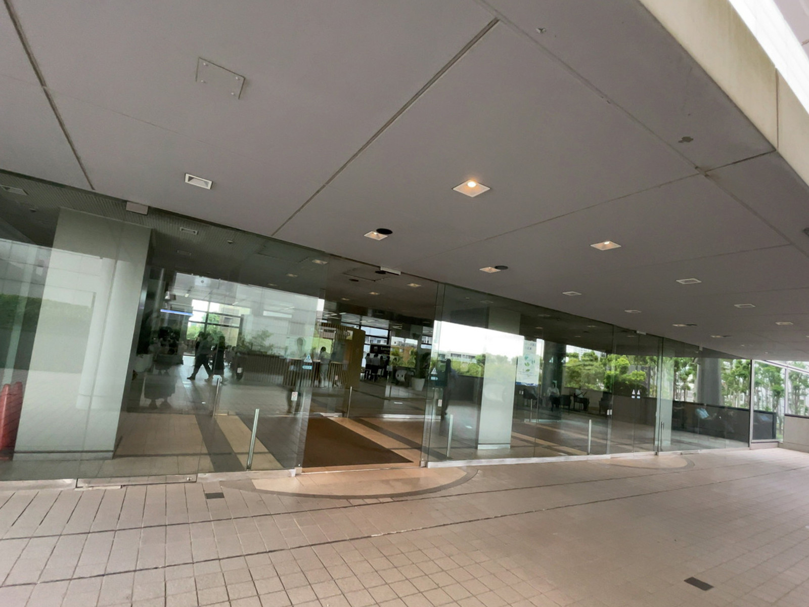オフィスビル出入口