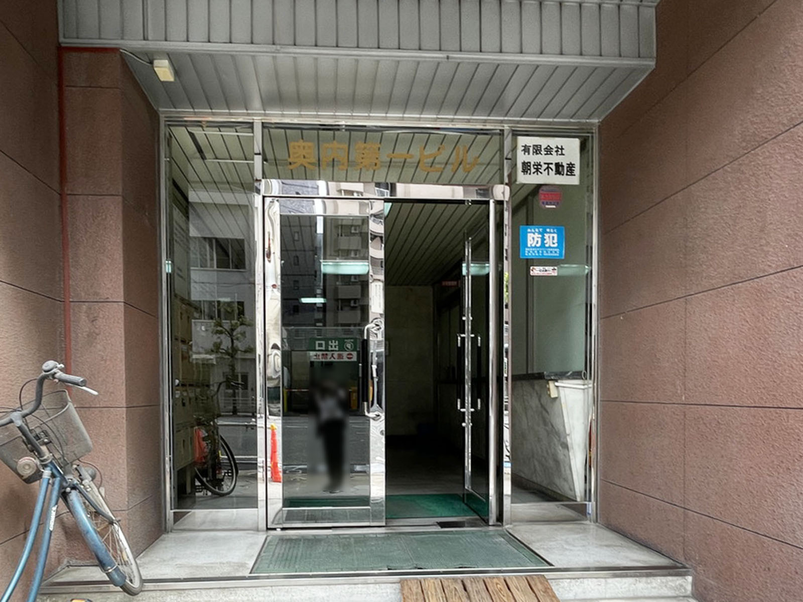 オフィスビル出入口
