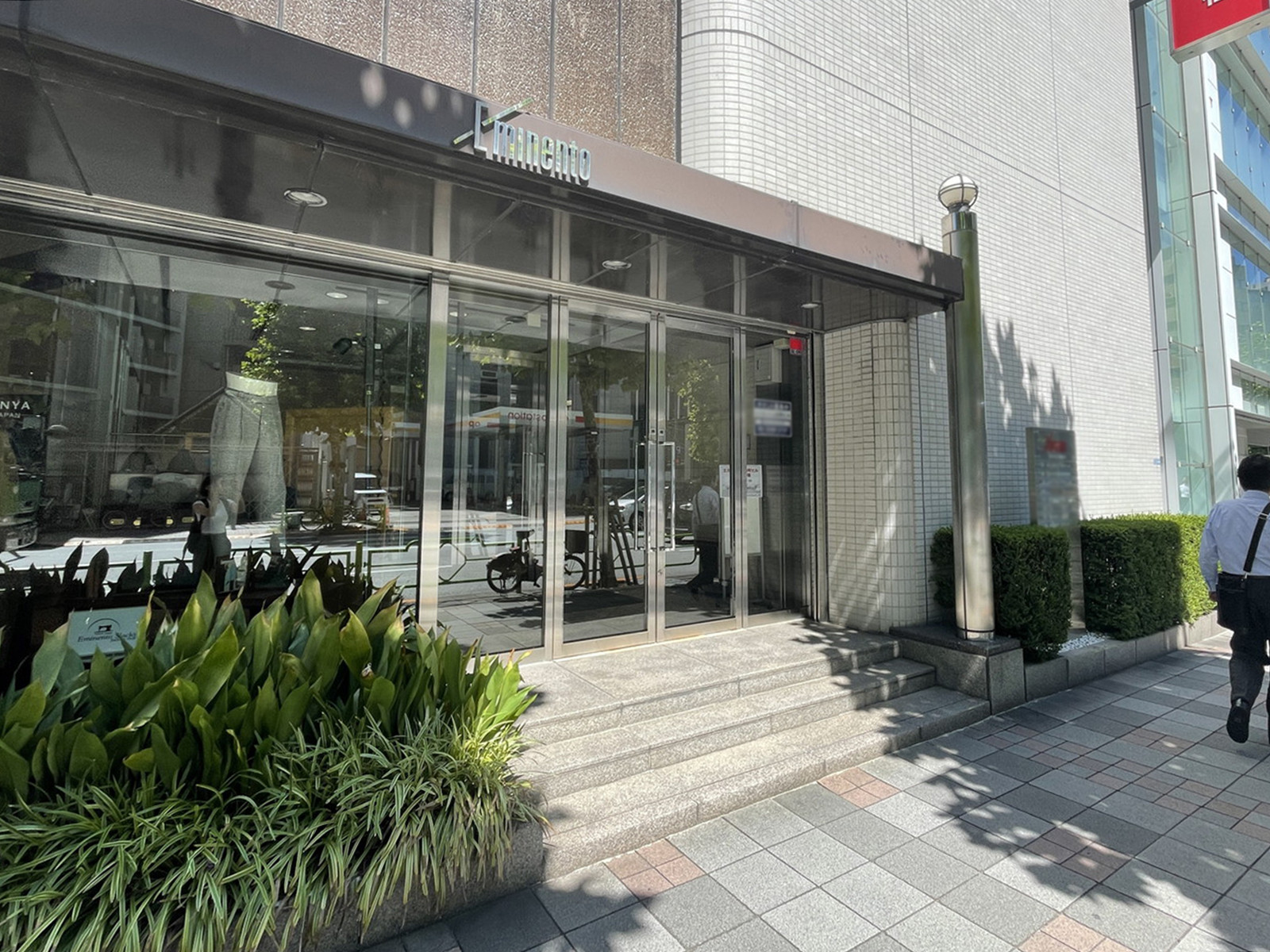 オフィスビル出入口