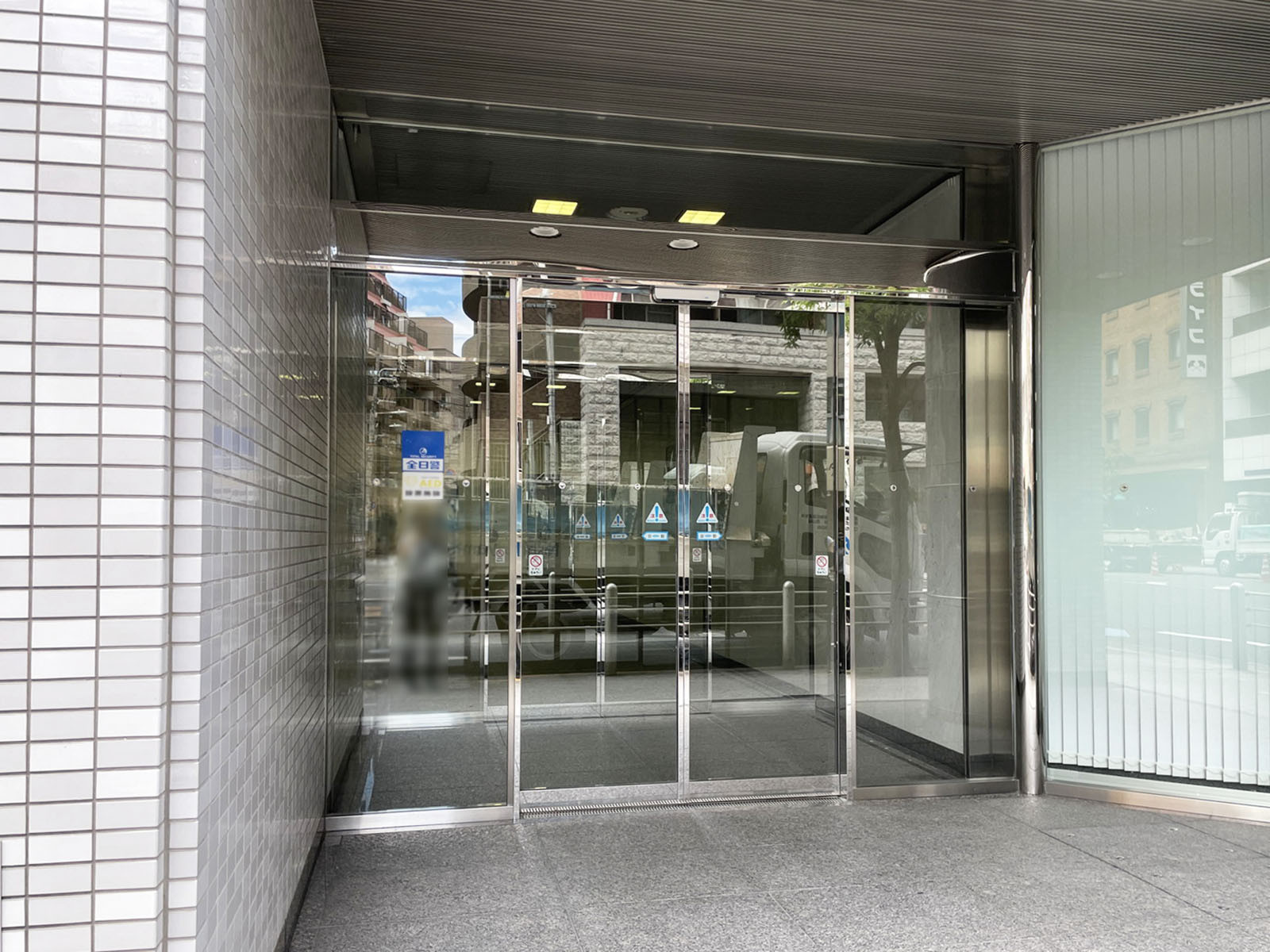 オフィスビル出入口