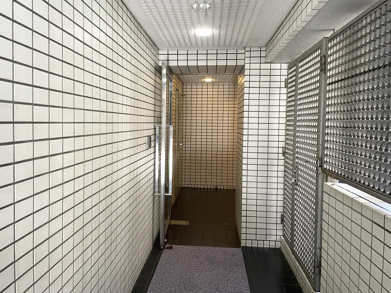オフィスビル出入口