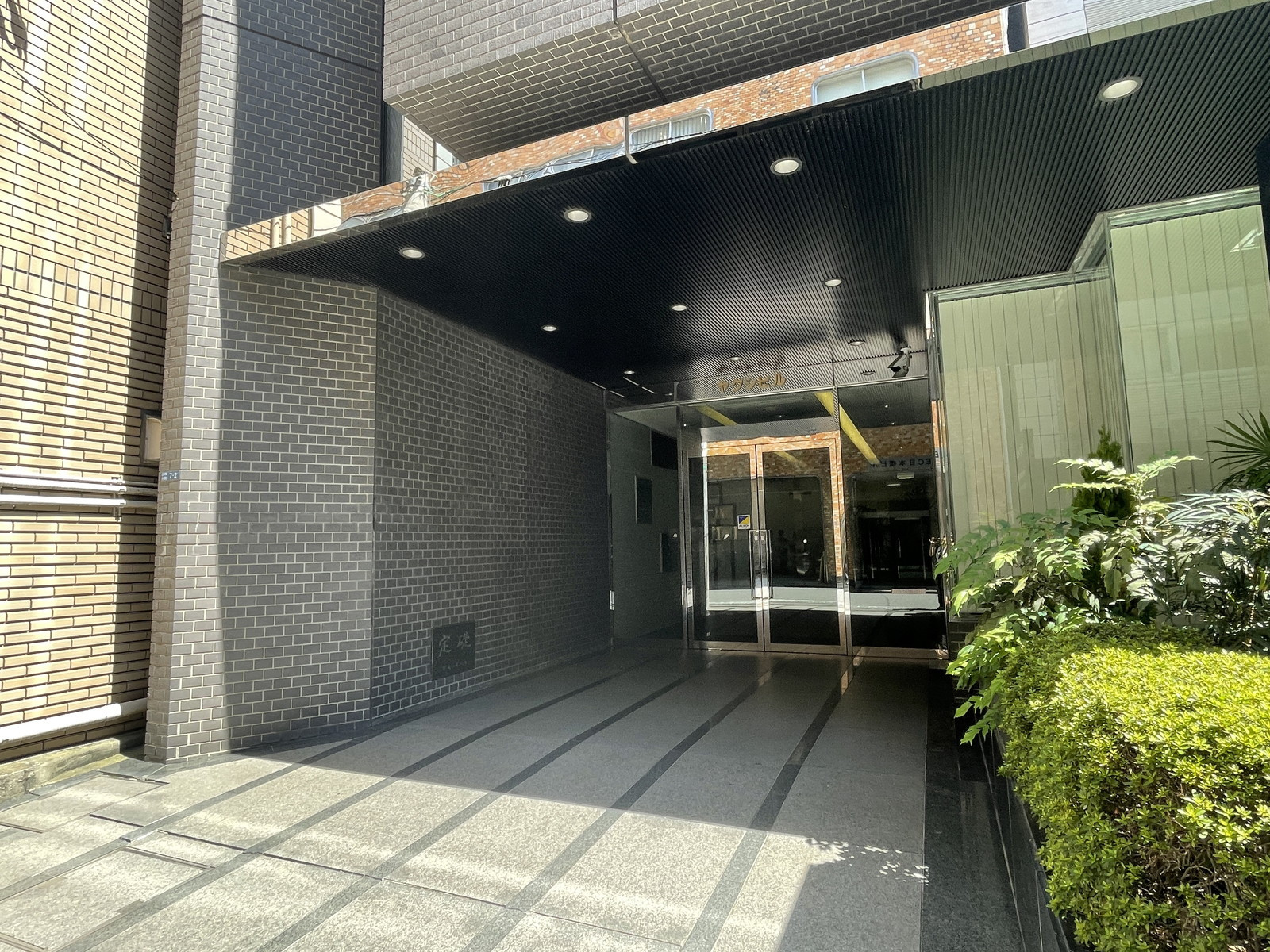 オフィスビル出入口