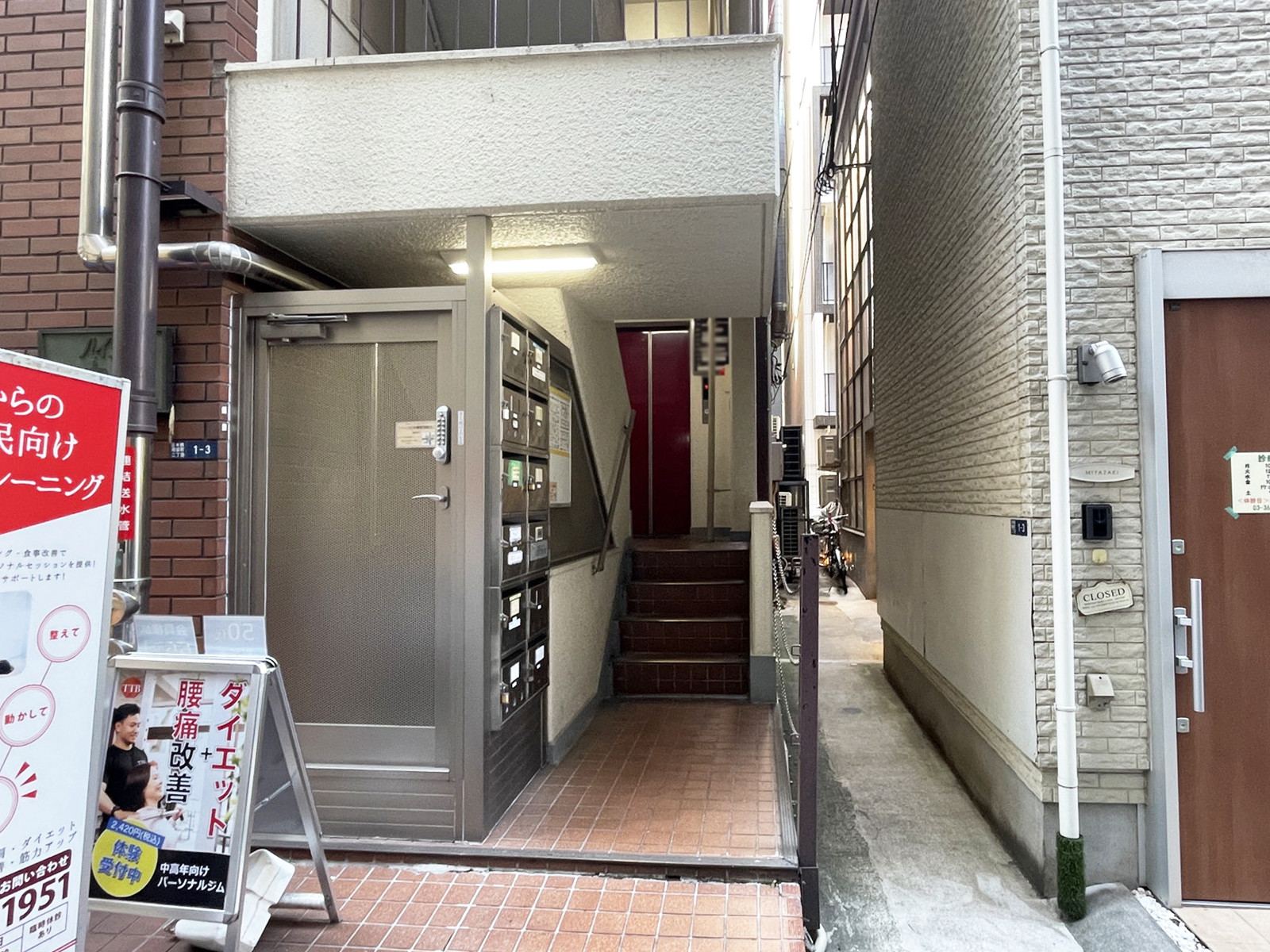 オフィスビル出入口
