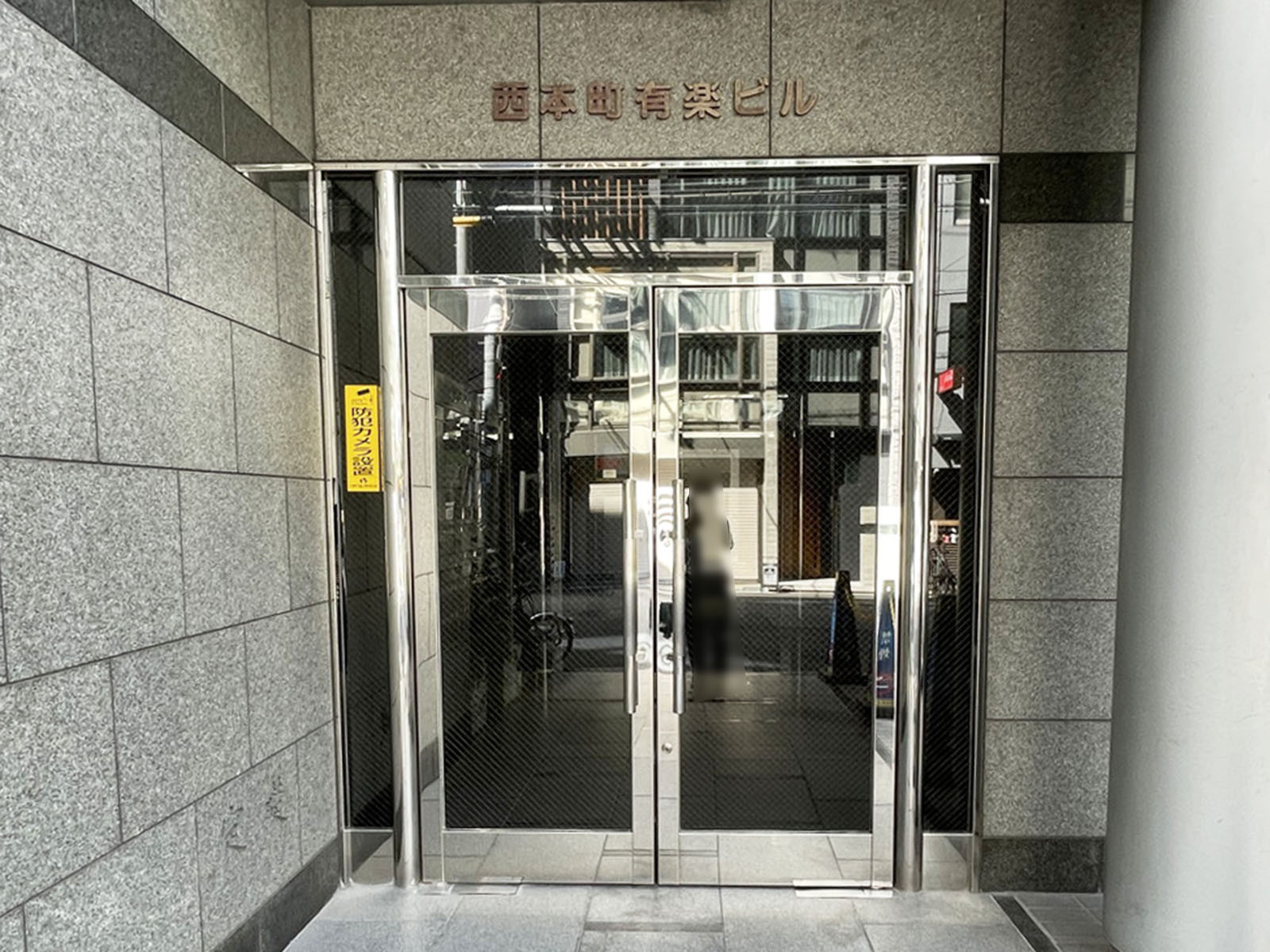 オフィスビル出入口