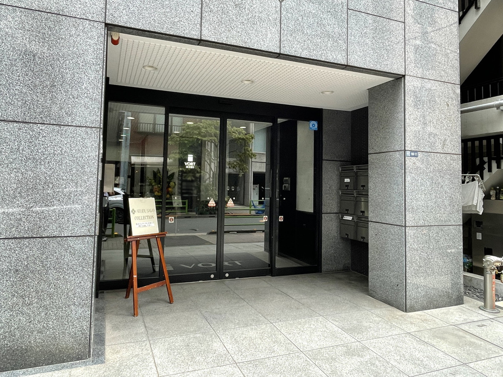 オフィスビル出入口